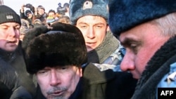 Эдуард Лимонов в окружении силовиков