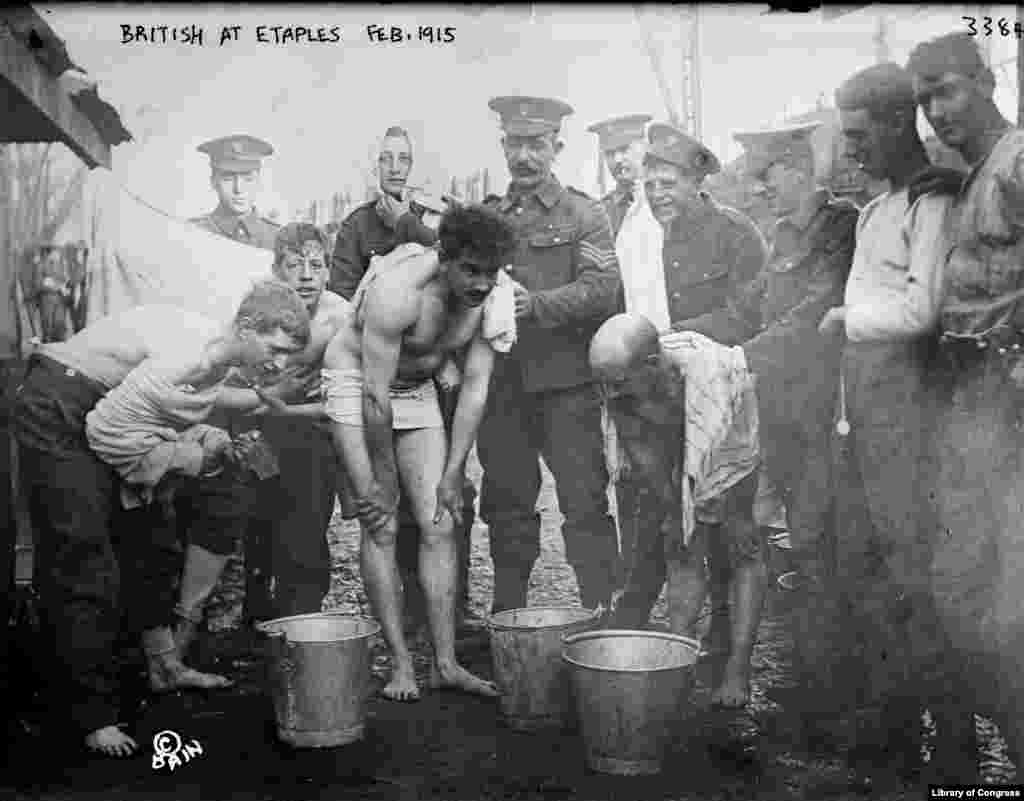 В лагере в Этапле (фотография 1915 года) постоянно происходила ротация войск. Туда прибывали измученные солдаты с поля боя. Вирус "испанки" может передаваться от животных, например, птиц человеку двумя способами – напрямую или через свиней. В Этапле были возможны оба варианта. 
