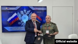 Армениянын мурдагы коргоо министри Аршак Карапетян (оң жакта) жана "Рособороноэкспорттун" директору Александр Михеев. 23-август, 2021-жыл. Москва.
