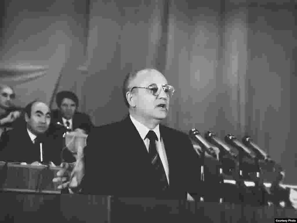 Впрочем, и на постсоветском пространстве высокий рейтинг — вовсе не гарантия беспроблемного пребывания у власти. Речь, конечно, не о Михаиле Горбачеве, который запечатлен на этом фото во время своего последнего официального визита в качестве президента СССР в Бишкек 5 ноября 1991 года. Обратим внимание на задний план, фигура в центре — это тогдашний президент Киргизской ССР Аскар Акаев. На выборах президента Кыргызстана в 2000 году Акаев получил поддержку 76,4 процента избирателей, но уже через пять лет в результате "Революции тюльпанов" был вынужден бежать из страны в Россию, где и живет до сих пор.
