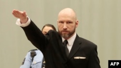 Brejvik (na fotografiji) je u međuvremenu promenio ime u Fjotolf Hansen