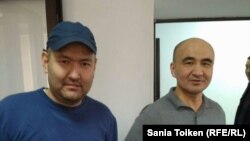 Гражданские активисты Макс Бокаев (справа) и Талгат Аян на суде по их делу. Атырау, 28 октября 2016 года.