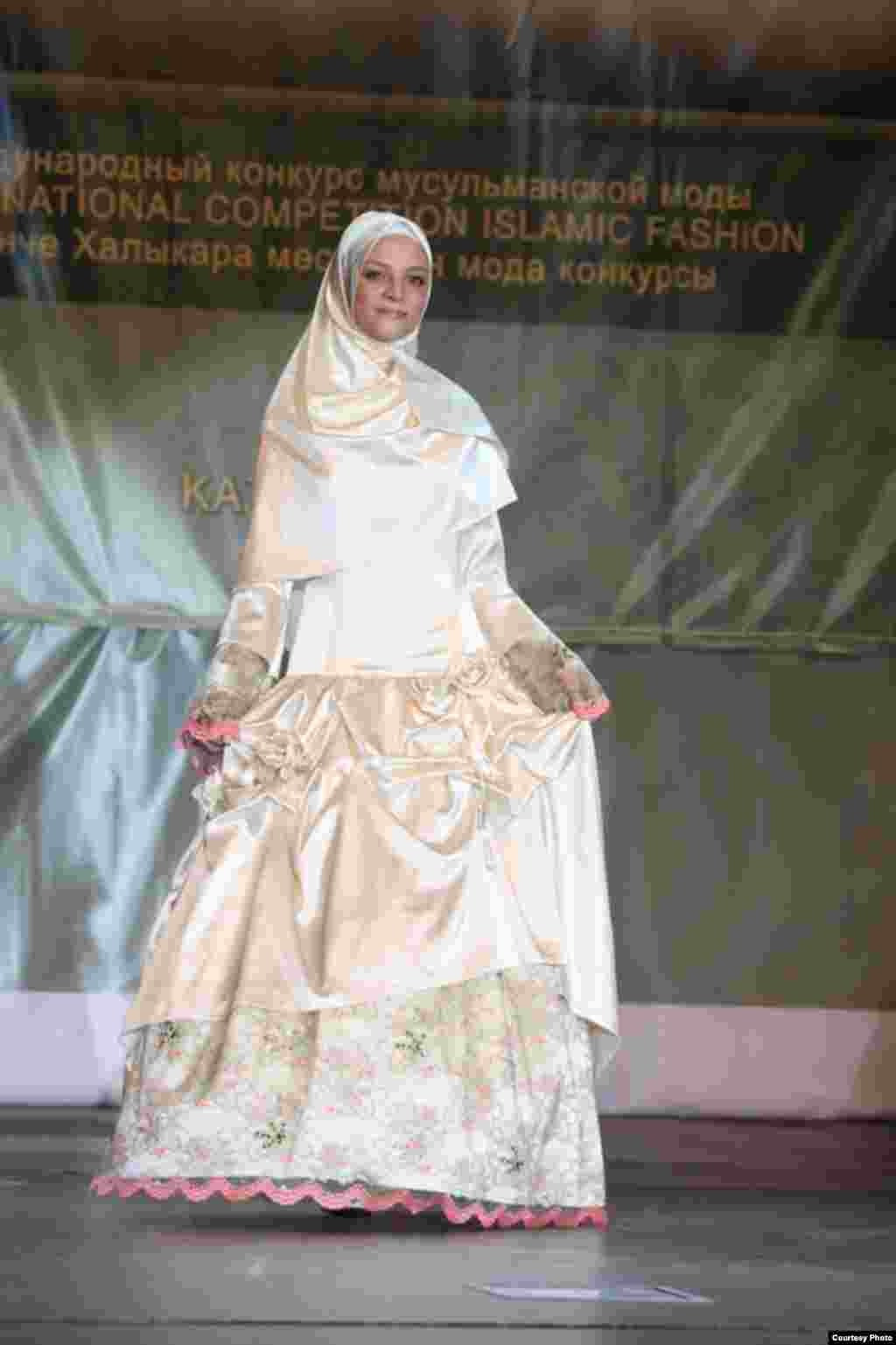 Казанда беренче тапкыр "Islamic clothes" халыкара мөселман модасы бәйгесе узды. Анда хатын-кызлар, ирләр һәм балалар өчен коллекцияләр тәкъдим ителде. Бәйгедә гомумән 40 модельер катнашты. Һәм 51 коллекциянең 10-ысы финалга узды. Дизайнерларның эше Pret-a-porte", "Du Luxe" һәм “Милли костюм” номинацияләре нигезендә бәяләнде. Беренче номинациядә жюри гран-при бирмәде. Калган ике номинациядә дә Казаннар җиңде: Эльмира Хаматова һәм Наҗия Вәлиева.