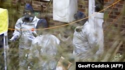 بازرسان در حال انجام تحقیقات و نمونه‌برداری از باغچه خانه سرگئی اسکریپال