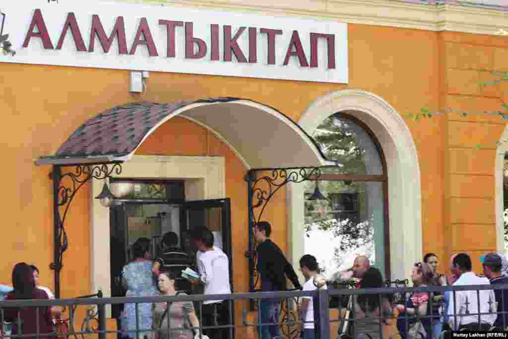 Сейфуллин мен Гоголь көшелерінің қиылысындағы "Алматы кітап" дүкенінің алдында оқулық іздеп, кітап кезегінде тұрған ата-аналардың бір тобы. Алматы, 4 қыркүйек 2013 жыл.