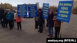 Акция протеста против практики изъятия земель «под государственные нужды». Астана, 18 октября 2014 года.