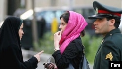 اسماعيل احمدی مقدم، فرمانده انتظامی ایران گفت نيروهای انتظامی ۱۵۰ هزار نفر را درجريان مبارزه با بدحجابی دستگير وآنها را مجبور به نوشتن «تعهدنامه» کرده اند