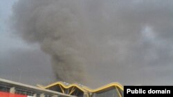 دود غلیظ ناشی از سقوط هواپیمای اسپانیایی در فرودگاه بین المللی مادرید از فاصله دور دیده می شود.