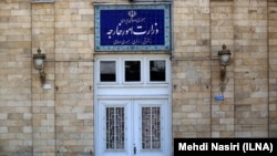 عباس موسوی می‌گوید که وزارت خارجه ایران در رابطه با تمدید نشدن معافیت‌های نفتی «به صورت مستمر با تمامی نهادهای ذیربط داخلی در تماس بوده است».
