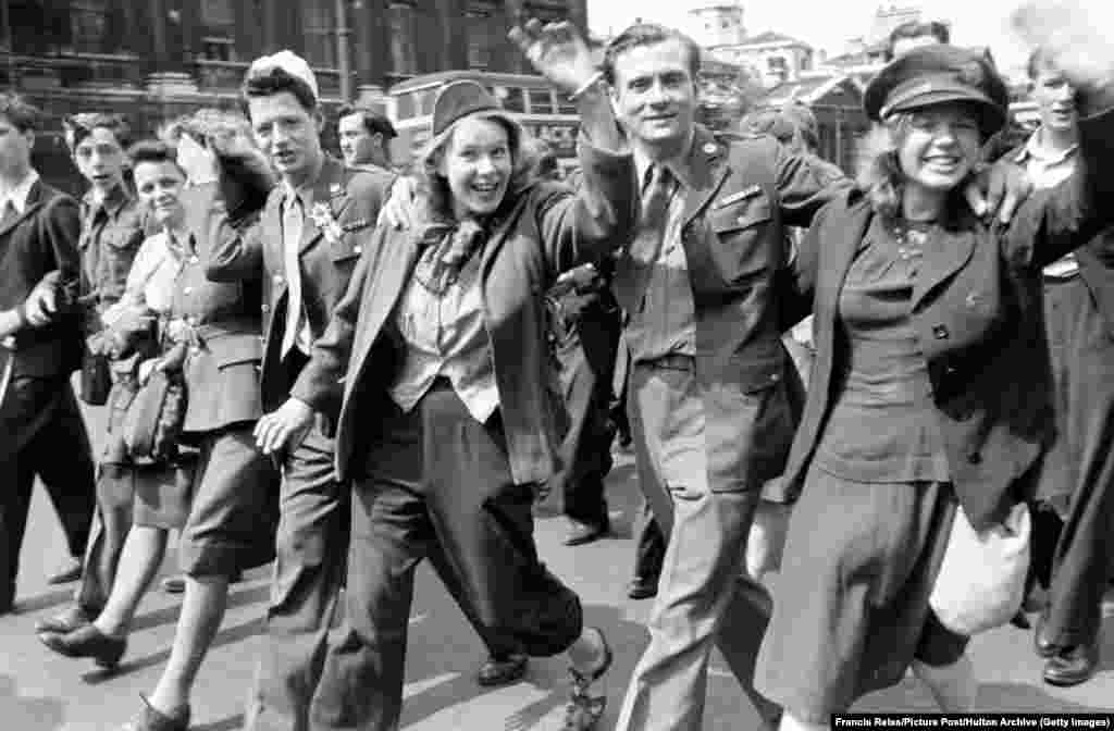 Молодые военнослужащие в Лондоне. В эйфории тех дней зарождались новые прочные союзы. Сьюзан Нейлли, тогда еще девочка-подросток, отмечала окончание войны в Белфасте. Внезапно к ней подошел молодой человек, обнял ее и отвесил крепкий поцелуй. Молодого человека звали Берти. Ему было 16 лет. Позднее они поженились и прожили вместе до смерти Берти в 2012 году. У них остались сын и дочь. 
