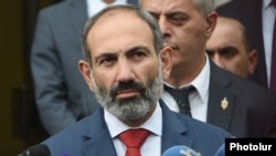 Վարչապետ Նիկոլ Փաշինյանը զրուցում է լրագրողների հետ, արխիվ