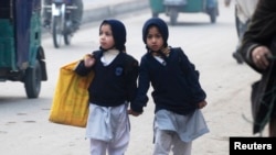 په پېښور کې انجونو د ښوونځي پر لور.