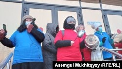 Денсаулық сақтау министрлігі алдында наразылық өткізіп тұрған әйелдер. Нұр-Сұлтан, 3 ақпан 2021 жыл.