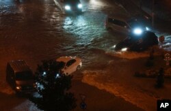 Automobili prolaze kroz poplavnu vodu u okrugu Basaksehir u Istanbulu, Turska, utorak, 5. septembra 2023.