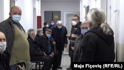 Në një institucion shëndetësor në Leposaviq, qytetarët presin në radhë për ta marrë vaksinën kundër koronavirusit. 