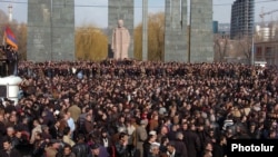 Ցուցարարները Ալեքսանդր Մյասնիկյանի արձանի հարակից տարածքում, Երևան, 1-ը մարտի, 2008թ․