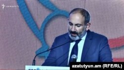 Премьер-министр Армении Никол Пашинян выступает на закрытии бизнес-форума в центре «Тумо», Ереван, 10 октября 2018 г.