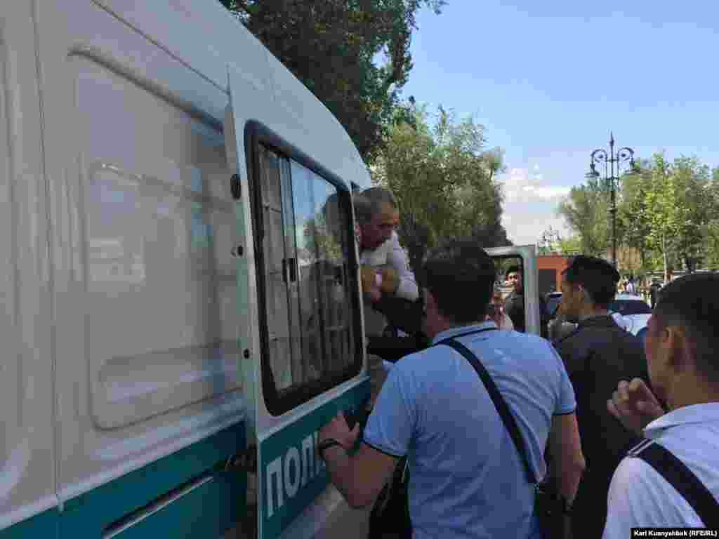 Прокуратура обвинила Аблязова в том, что он нанял актеров для съемок роликов, призывающих участвовать в митинге, сообщив, что один из снимавшихся - племянник Аблязова. 