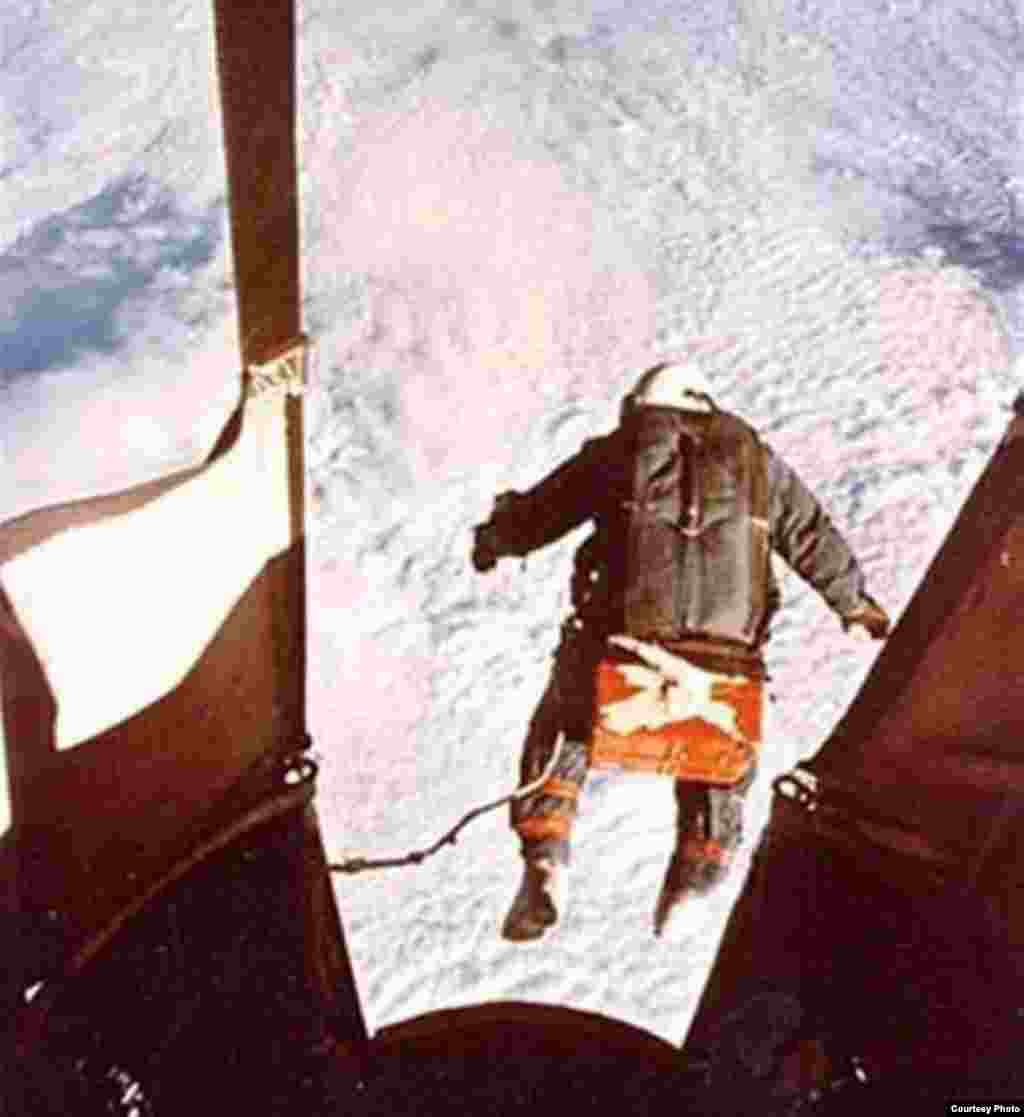 1960 елда Киттингер 31 чакрым биеклектән сикергән иде