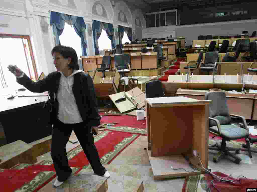 Бішкектегі тоналған парламент ғимараты. 8 сәуір,2010 жыл.