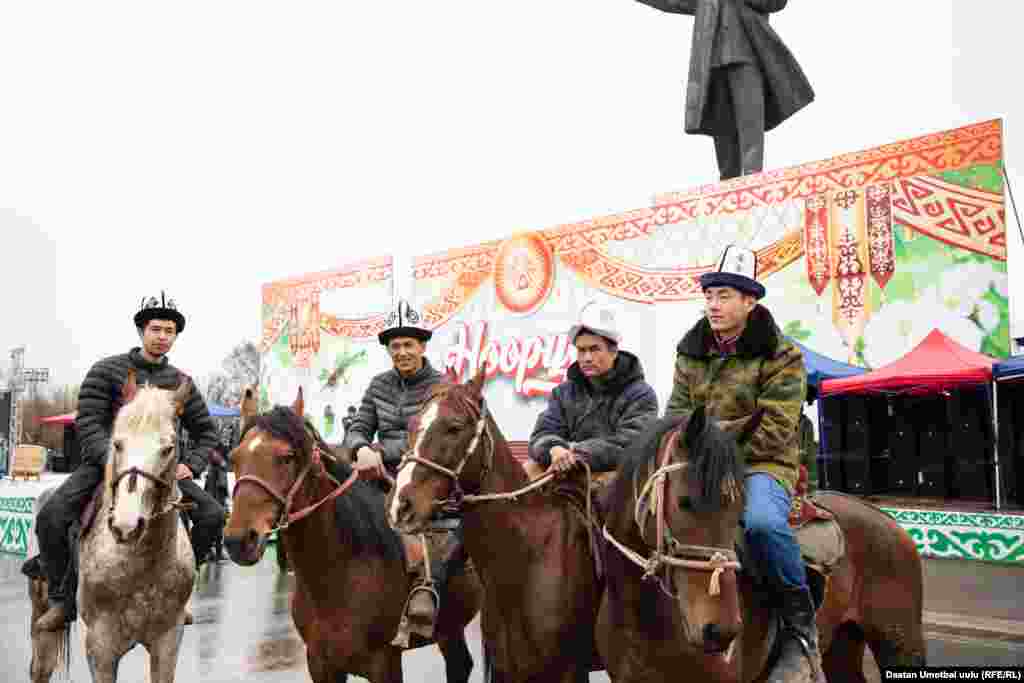 Тулпар минип, туйлатып турган жигиттер да болушту. 