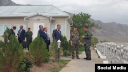 Кыргызстандын атайын кызматынын башчысы Камчыбек Ташиев менен Тажикстандын атайын кызматынын жетекчиси Саймумин Ятимов. Сүрөт социалдык тармактардан алынды.