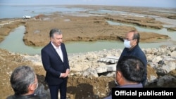 Президент Шавкат Мирзиёев Сардаба кырсыгынан жабыркагандар менен.