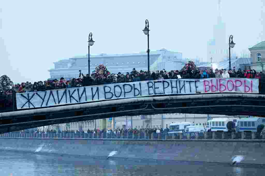10 декабрь Мәскәүнең Сазлык мәйданында “Ирекле сайлаулар өчен!” чарасында 100-150 мең кеше катнашкан. Киләсе тапкыр оештыручылар урамга бер миллион кеше чыгарырга вәгъдә итә.