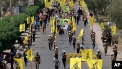 نیروهای حشد الشعبی که از گروه‌های شبه‌نظامی بزرگ شیعه عراقی و مورد حمایت ایران هستند، در حال برگزاری راهپیمایی «روز قدس» در بغداد