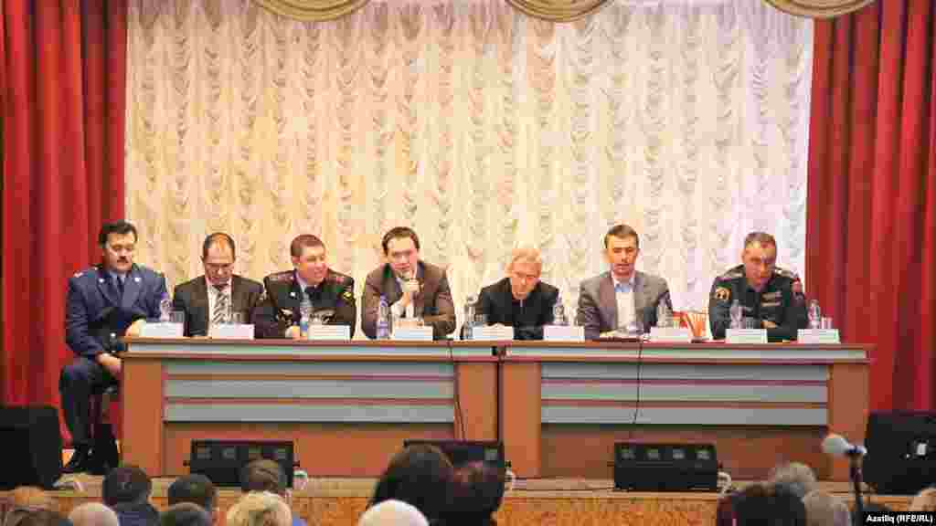 "Адмирал"да зыян күрүчеләр түрәләр белән очрашты