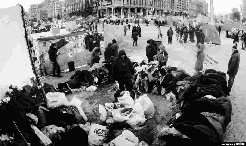 Grumbuj rrobash janë lënë në dispozicion të protestuesve, që t'i ndihmojnë ata për t'i mbajtur më ngrohtë.