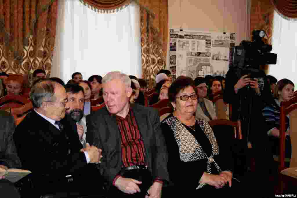 Галимнәр Зөфәр Рәмиев (с), Җәүдәт Сөләйманов һәм шагыйрь Ренат Харис фикер алыша