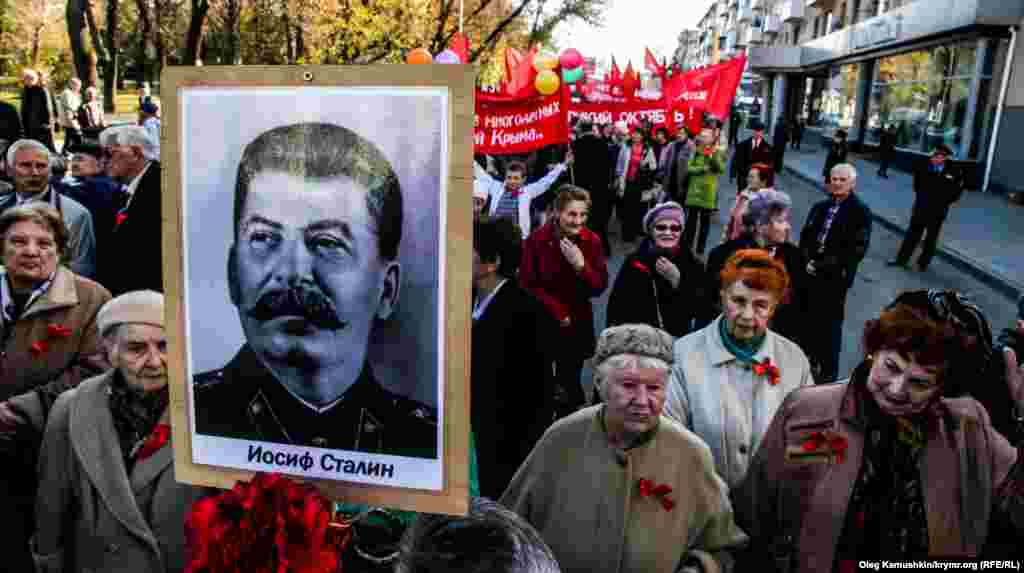 Участники первой акции собрались в симферопольском парке Тренева и провели шествие до памятника Ленину. 