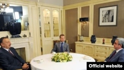 Ռուսաստան -- Հայաստանի, Ադրբեջանի եւ Ռուսաստանի նախագահների հանդիպումը Մոսկվայում, 18-ը հուլիսի, 2009 թ.