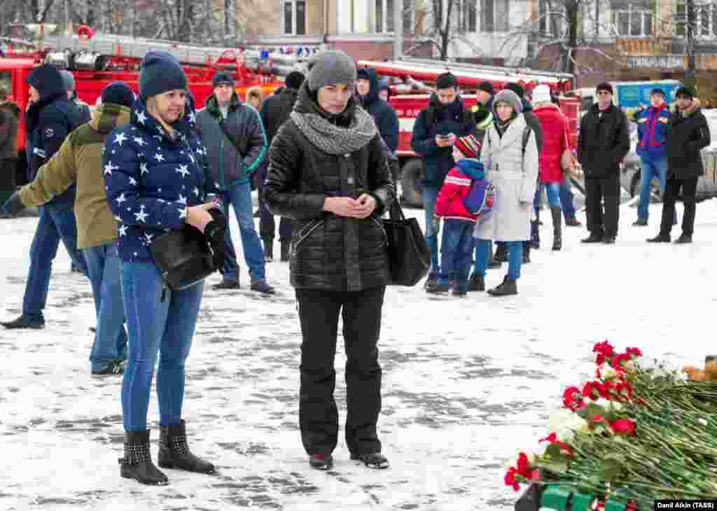 Қала тұрғындары құрбандарды еске алып жатыр. 25 наурыз 2018 жыл. 