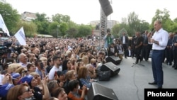 Armenia - Former President Robert Kocharian addresses supporters demonstrating in Yerevan, May 9, 2021