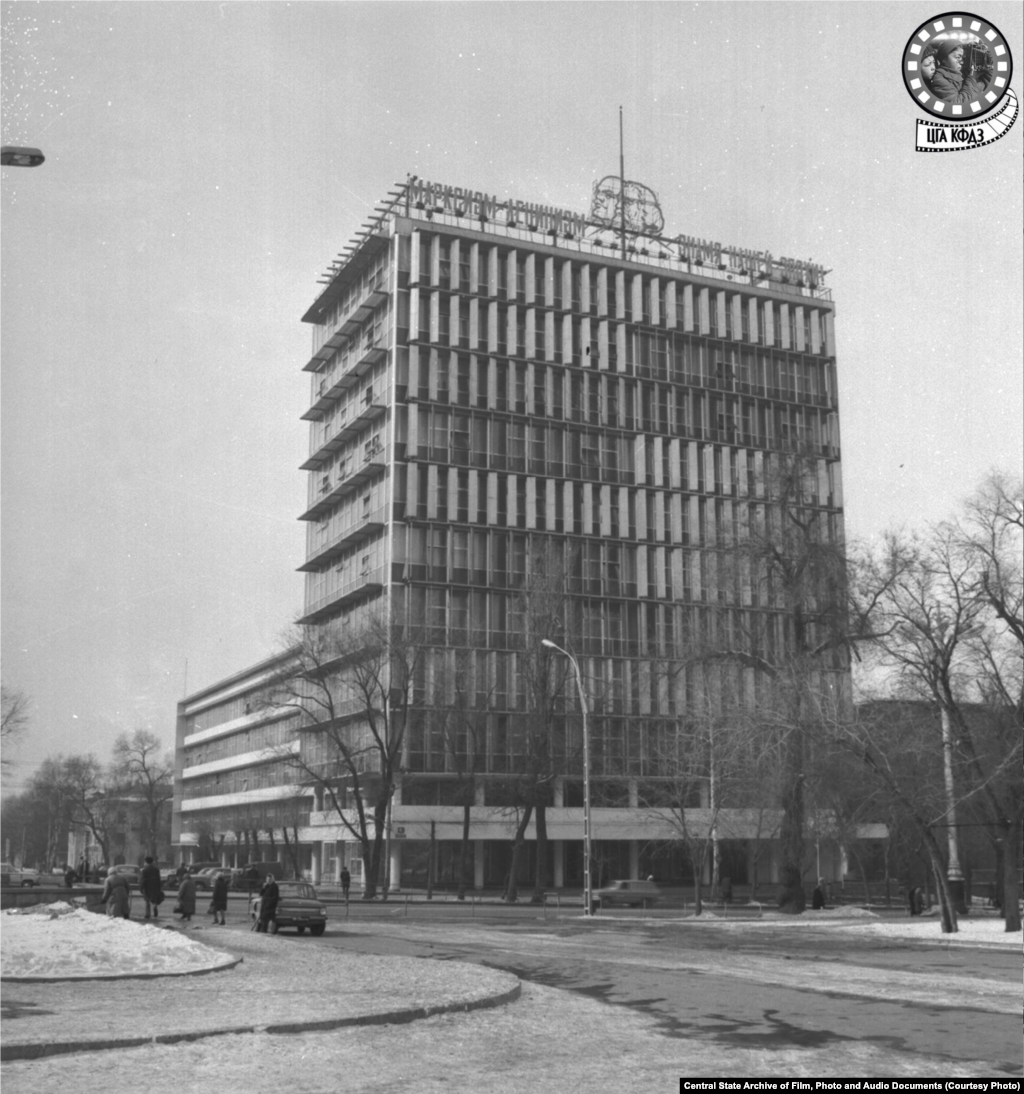 Здание Дома Советов. Снимок сделан в 1965 году (слева). Это первое в городе 11-этажное здание соорудили в 1967 году (поэтому датировка снимка, скорее всего, неправильная) по проекту архитекторов Наумова и Михеева. Предназначалось оно для «Дома проектных организаций», но в итоге его занял алма-атинский обком партии. Здание обладало системой солнцезащиты —вращающимися панелями на фасадах с западной и восточной стороны. Через несколько лет эта система прекратила работу, и панели теперь статичны.