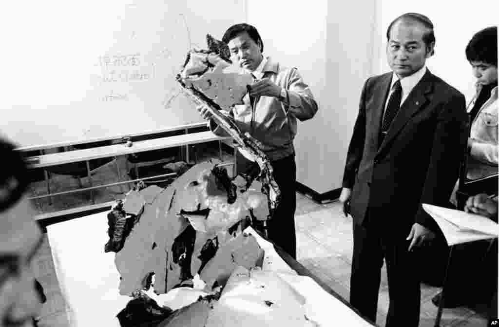Сентябрь 1983 года. Пассажирский самолет авиакомпании Korean Airlines, направляющийся из США в Сеул, сбивается с курса и залетает в воздушное пространство СССР. В воздух подняты советские истребители: командование опасается, что речь идет об американском самолете-шпионе. После предупредительных выстрелов южнокорейский лайнер сбивают ракетой советского истребителя-перехватчика Су-15. Обломки самолета падают в море. Погибли все находившиеся на борту 269 пассажиров и членов экипажа "Боинга-747". На снимке: сотрудники южнокорейской прокуратуры изучают обломки сбитого авиалайнера. 