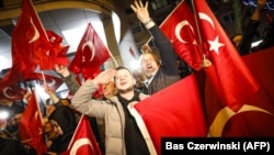 هواداران اردوغان در برابر کنسولگری ترکیه در روتردام