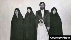  عکسی قدیمی از میرحسین موسوی و دخترانش