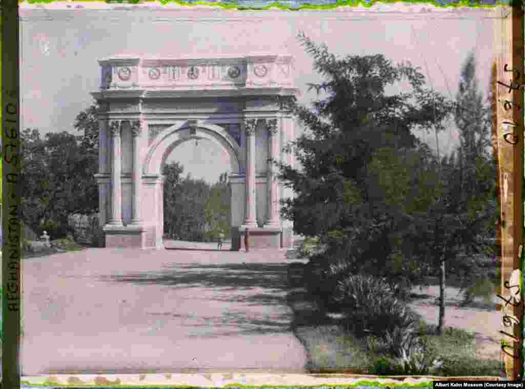 Триумфальная арка в садах Пагмана недалеко от Кабула. Арка посвящена жертвам войны 1919 года против британцев, в Афганистане ее называют Войной за независимость. Верх арки был сильно поврежден снарядами во время советского вторжения в 1980-х годах, но потом его восстановили 