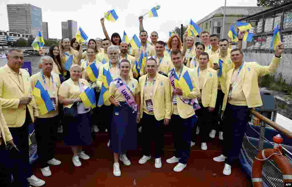 На Іграх в Парижі виступає найменша кількість українських атлетів за всі Олімпіади – усього 140 спортсмен. Український прапор на відкритті тримали тенісистка Еліна Світоліна та плавець Михайло Романчук