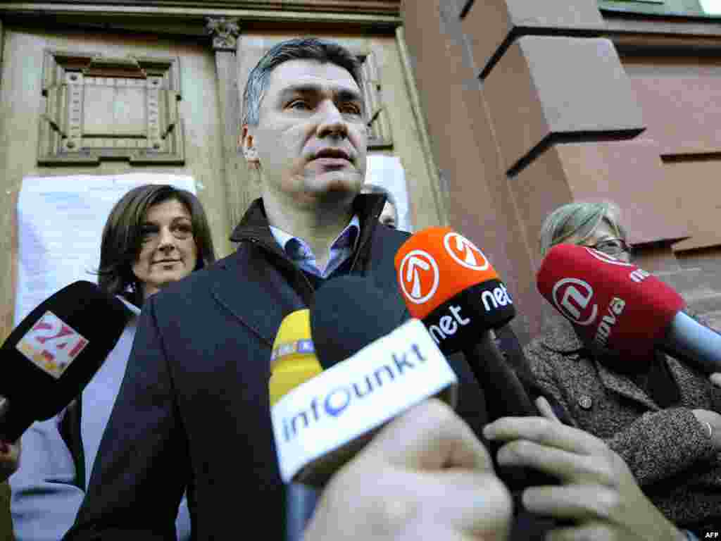 Zoran Milanović, lider oporbene SDP, odgovara na pitanja novinara nakon glasanja u Zagrebu, 4. prosinac 2011.