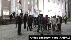 КСДП партиясынын өкүлдөрү БШКнын алдында. 11-апрель, 2021-жыл.