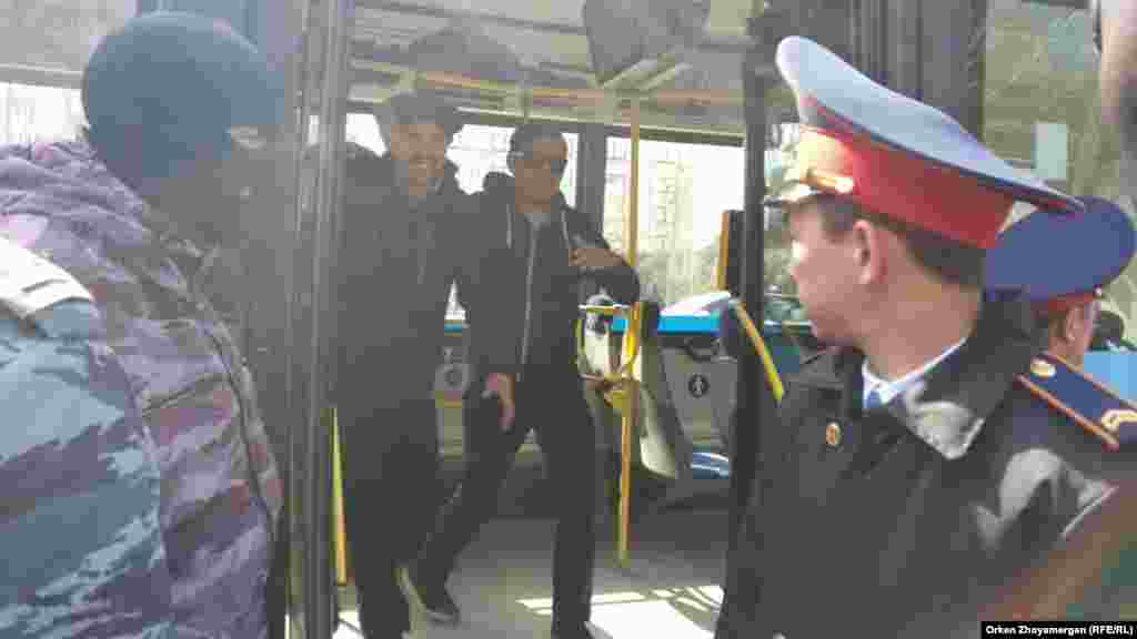 Қалалық полиция басшысы автобустағы азаматтарды босату туралы бұйрық берді. Сәлден соң автобус есігі ашылып, ұсталғандар сыртқа шықты. Нұр-Сұлтан, 1 мамыр 2019 жыл. 