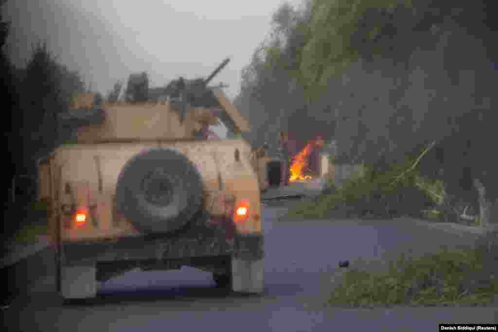 Объятый огнем Humvee, в который попала реактивная граната, — это то, что увидели сотрудники афганского спецназа ранним утром 13 июля, прибыв на окраину Кандагара, города на юге страны. Элитные войска приехали сюда ради спасения командира полиции Ахмада Шаха, которого окружили боевики «Талибана»