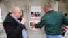 Vojin Pavlović i pripadnici "Istočne alternative" lijepe plakate podrške ratnim zločincima u Srebrenici, 10. marta 2020.