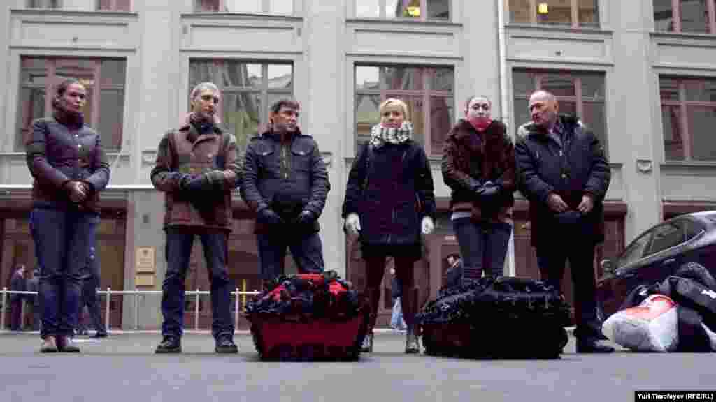Не более пяти минут сотрудники Минздрава могли наблюдать акцию и слушать траурную музыку – приехавшие милиционеры задержали участников акции и оркестр. 