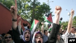 حمله نیروهای اسرائیل به کشتی های حامل کمک های انساندوستانه برای مردم غزه با خشم و اعتراض مردم ترکیه روبرو شد.