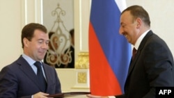 Президенты России и Азербайджана обмениваются подписанными двусторонними документами. Баку, 29 июня 2010 г. 8